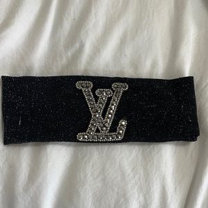 New headband fashionable LV. Looks like the Louis Vuitton logo. Black stretchy